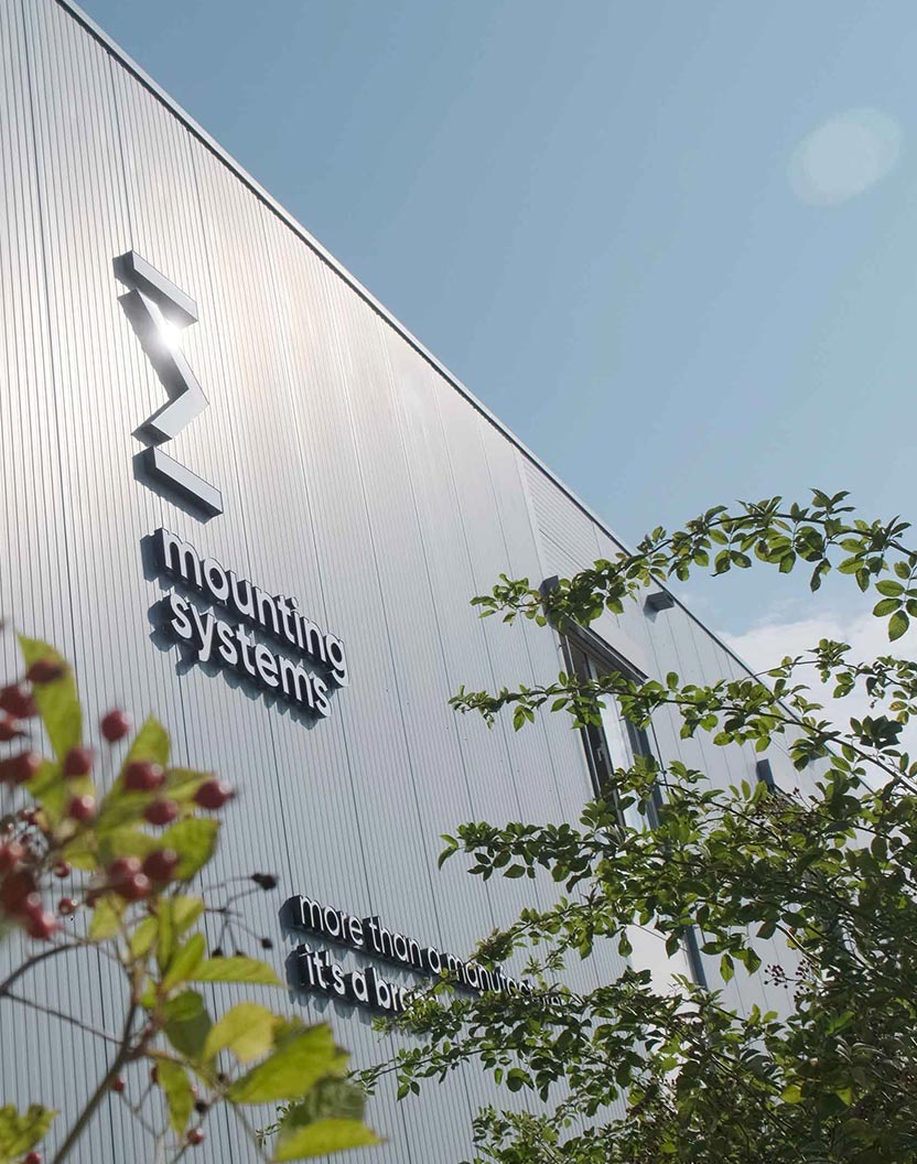 Fasada siedziby głównej z logo Mounting Systems, fot.